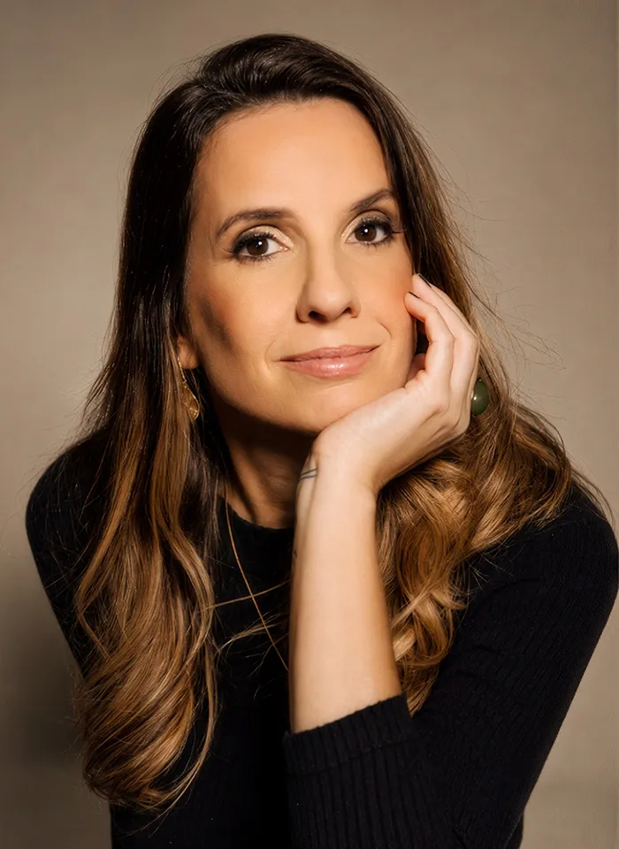 Retrato de Fabíola Carvalho com a mão apoiada no rosto
